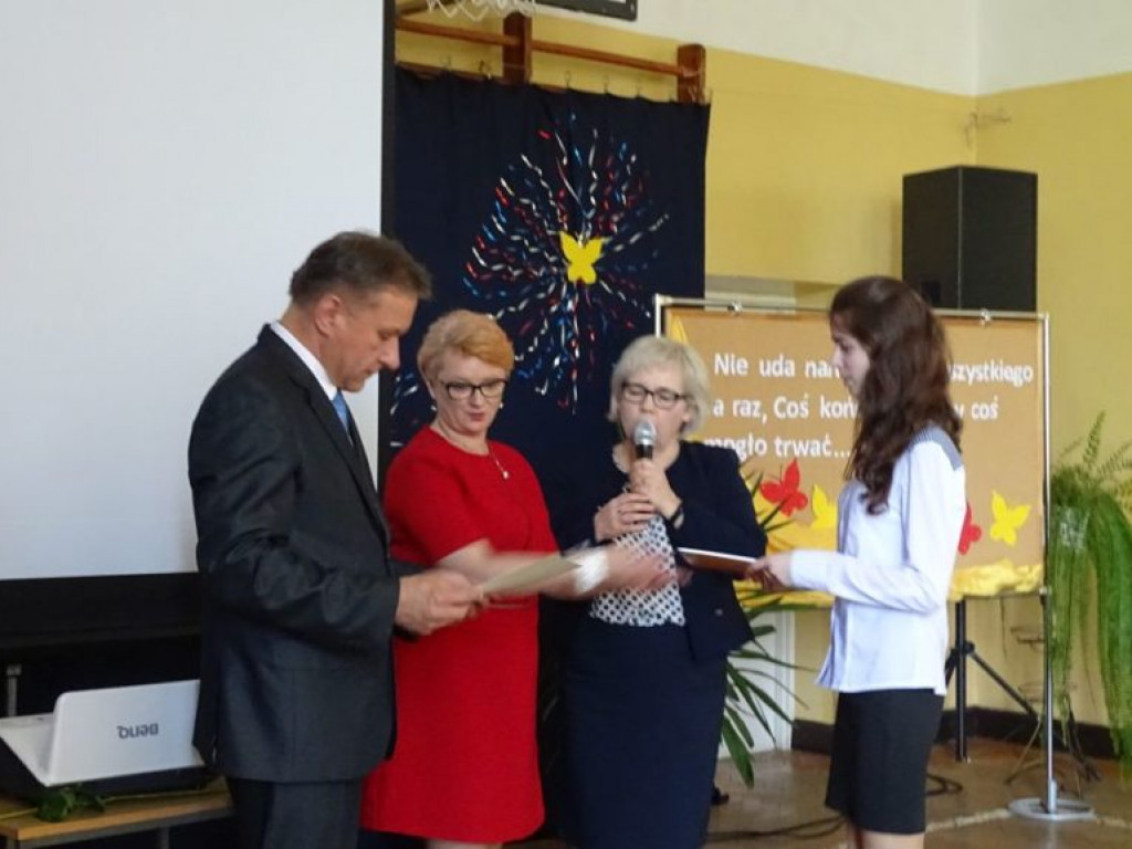 Pożegnanie absolwentów w LO w Komarówce