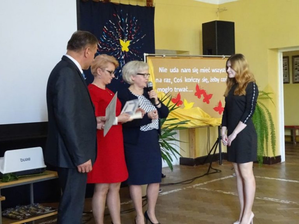 Pożegnanie absolwentów w LO w Komarówce