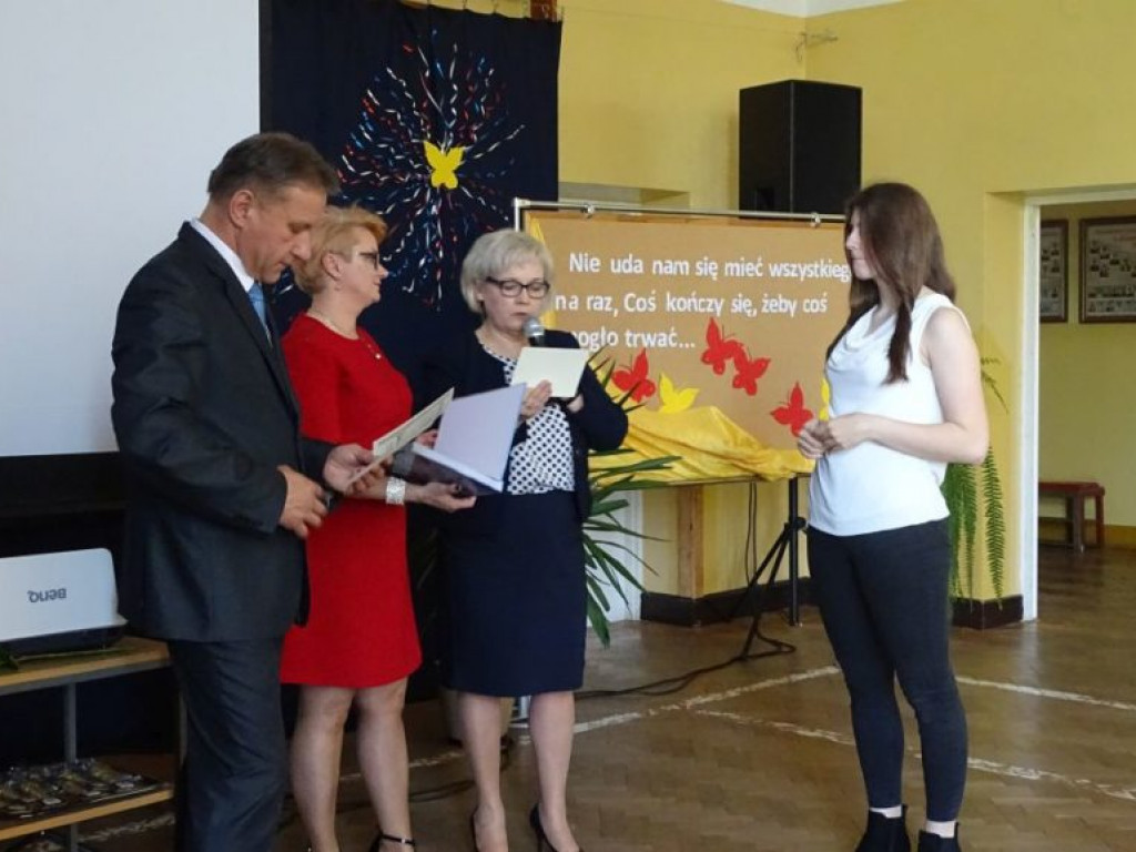 Pożegnanie absolwentów w LO w Komarówce