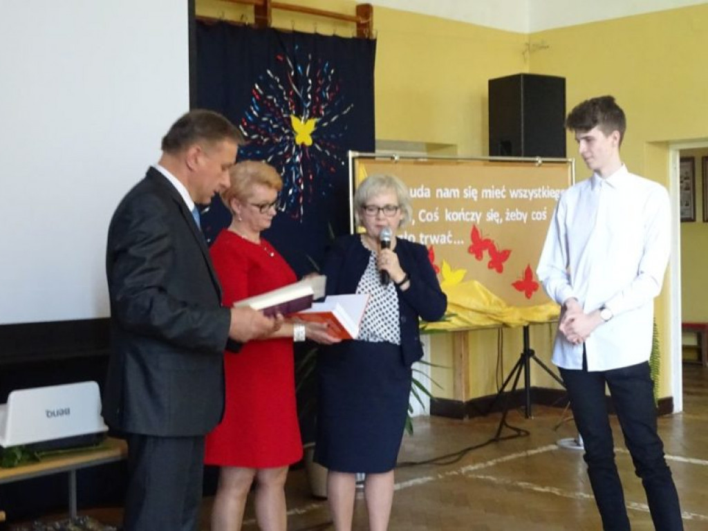 Pożegnanie absolwentów w LO w Komarówce