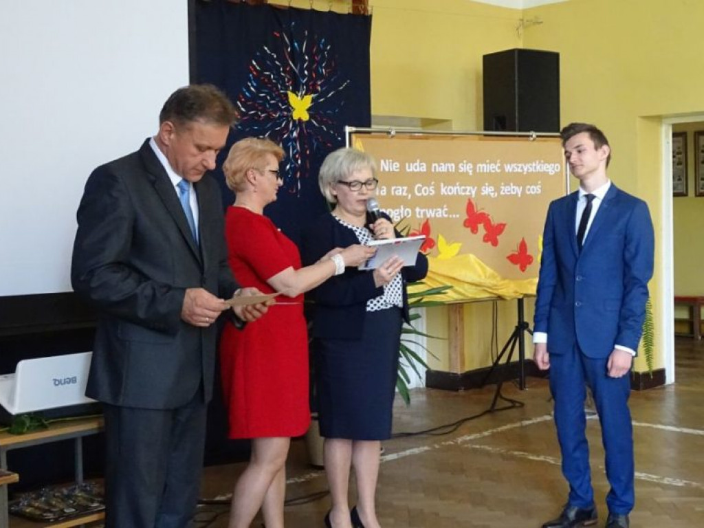 Pożegnanie absolwentów w LO w Komarówce