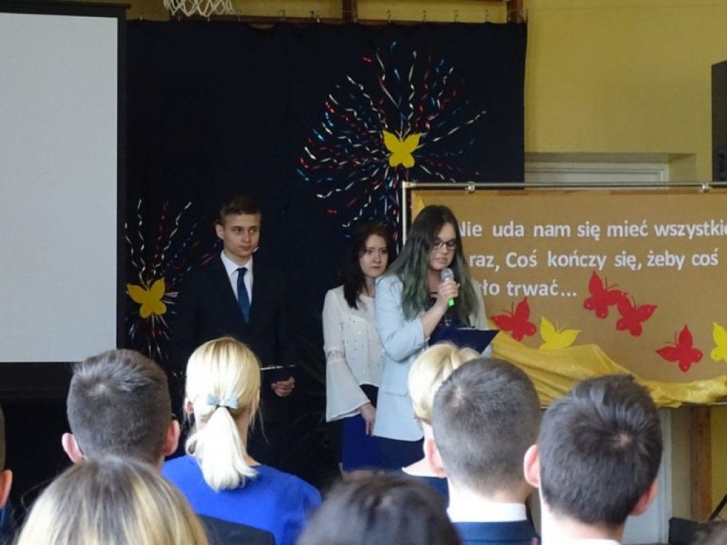 Pożegnanie absolwentów w LO w Komarówce