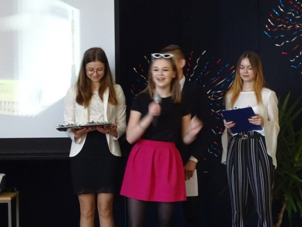 Pożegnanie absolwentów w LO w Komarówce