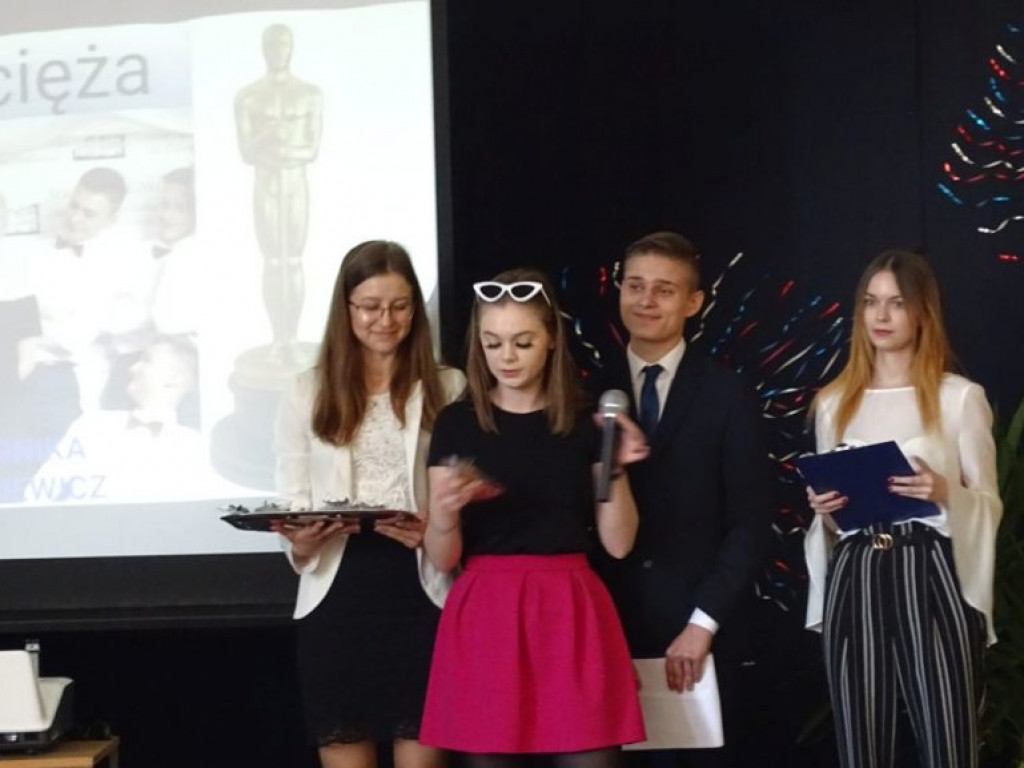 Pożegnanie absolwentów w LO w Komarówce