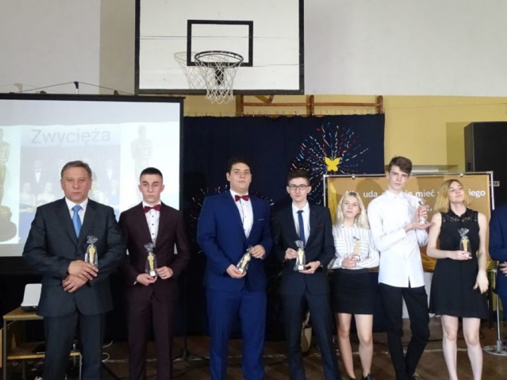 Pożegnanie absolwentów w LO w Komarówce