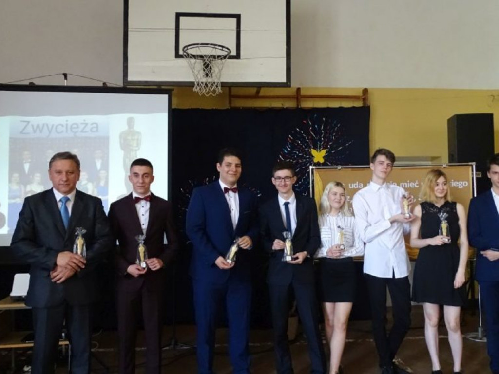 Pożegnanie absolwentów w LO w Komarówce