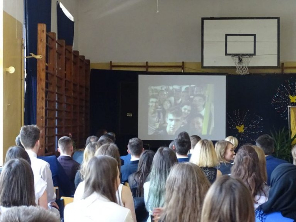 Pożegnanie absolwentów w LO w Komarówce