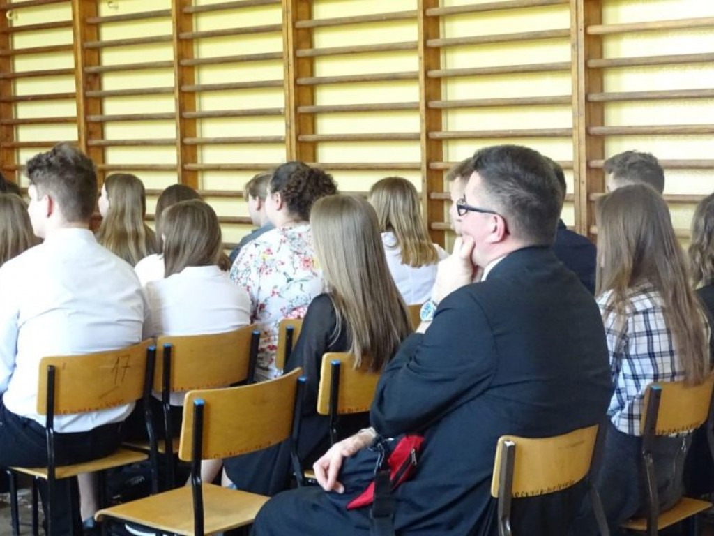 Pożegnanie absolwentów w LO w Komarówce