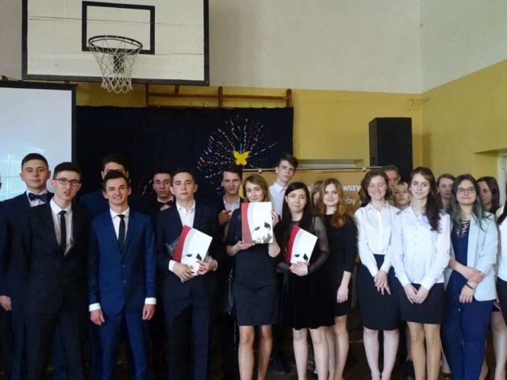 Pożegnanie absolwentów w LO w Komarówce