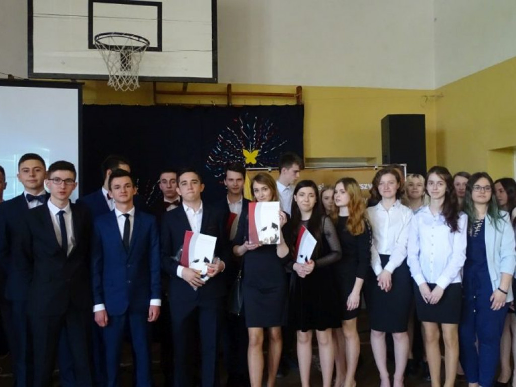 Pożegnanie absolwentów w LO w Komarówce