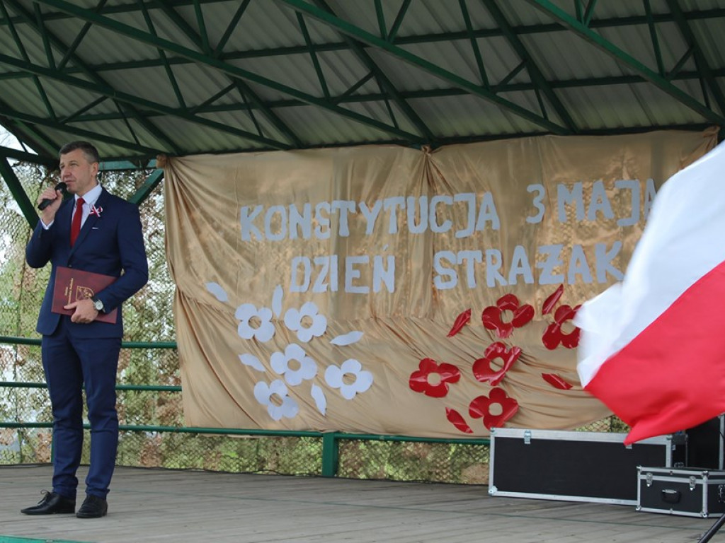 Obchody Święta Konsytucji 3 maja i Dnia Strażaka w Komarówce P. - zdjęcia