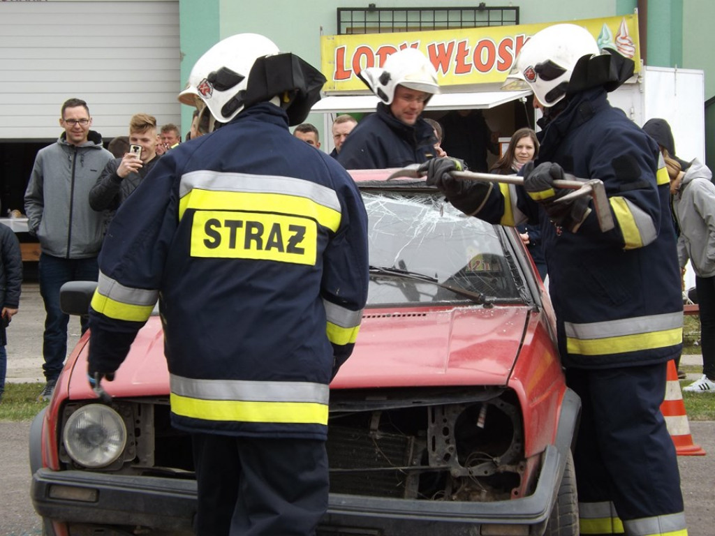 Obchody Święta Konsytucji 3 maja i Dnia Strażaka w Komarówce P. - zdjęcia