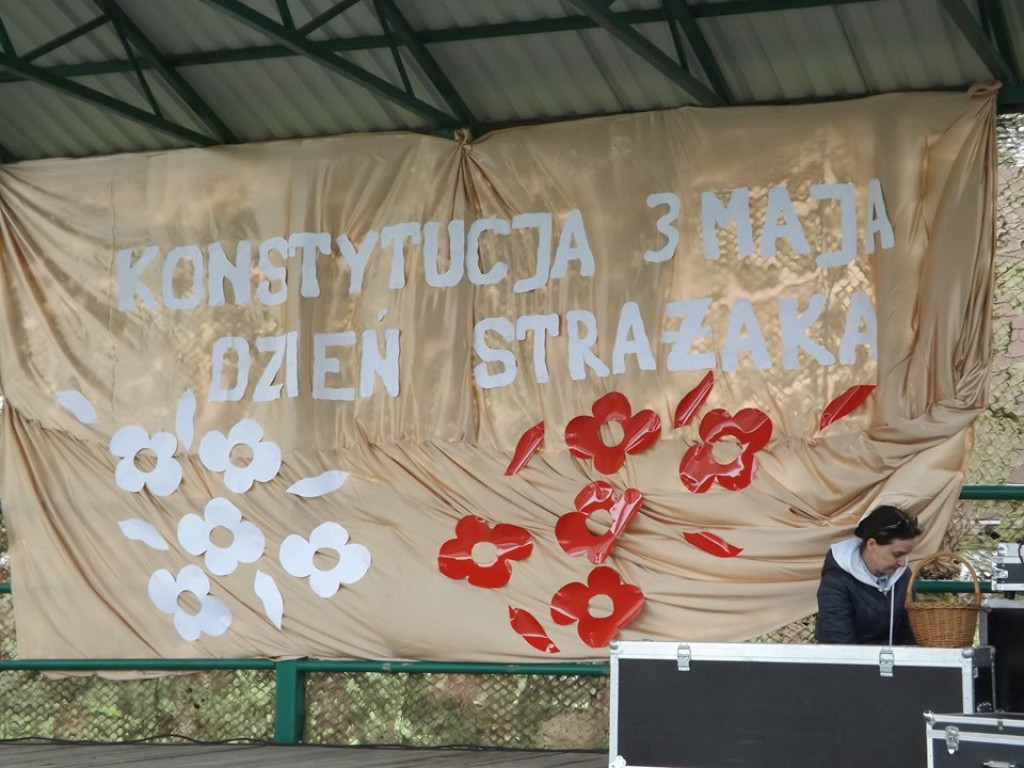 Obchody Święta Konsytucji 3 maja i Dnia Strażaka w Komarówce P. - zdjęcia
