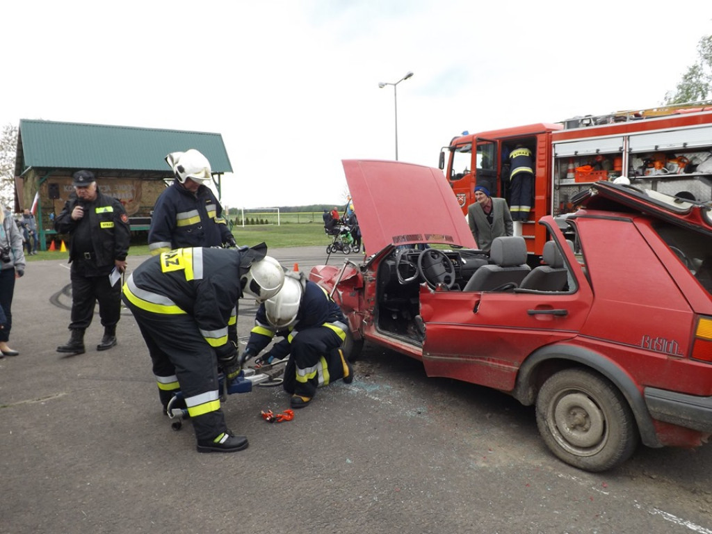 Obchody Święta Konsytucji 3 maja i Dnia Strażaka w Komarówce P. - zdjęcia