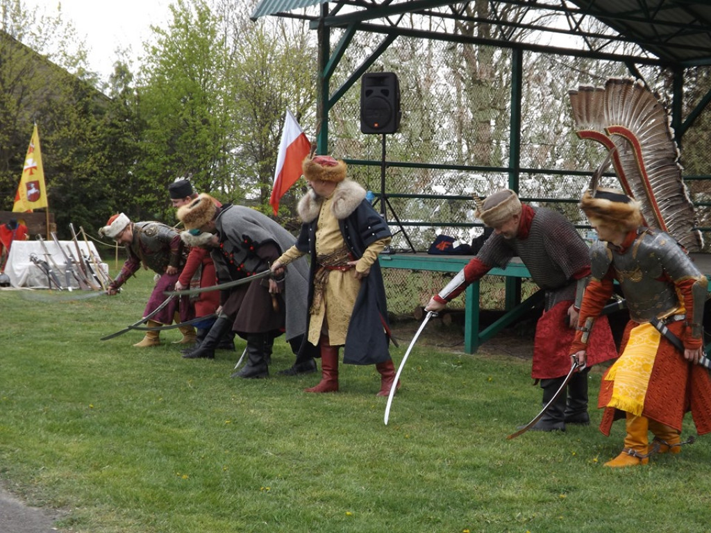 Obchody Święta Konsytucji 3 maja i Dnia Strażaka w Komarówce P. - zdjęcia