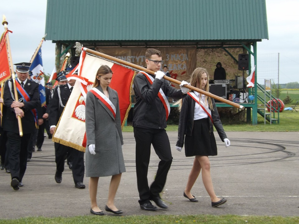 Obchody Święta Konsytucji 3 maja i Dnia Strażaka w Komarówce P. - zdjęcia