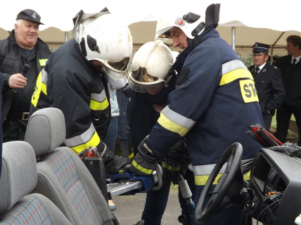 Obchody Święta Konsytucji 3 maja i Dnia Strażaka w Komarówce P. - zdjęcia