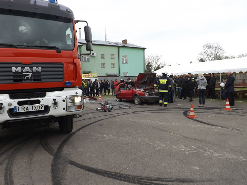 Obchody Święta Konsytucji 3 maja i Dnia Strażaka w Komarówce P. - zdjęcia