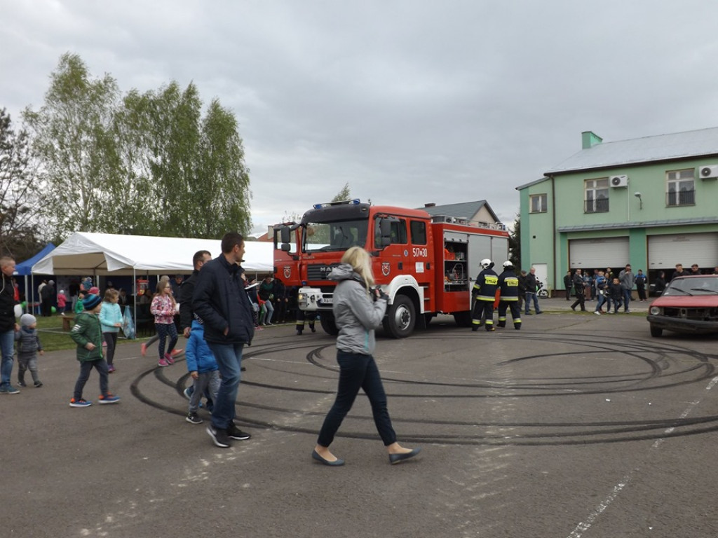 Obchody Święta Konsytucji 3 maja i Dnia Strażaka w Komarówce P. - zdjęcia