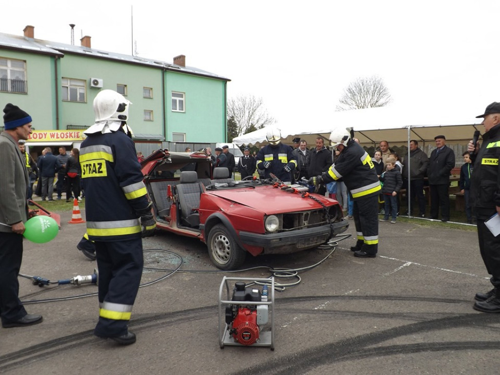 Obchody Święta Konsytucji 3 maja i Dnia Strażaka w Komarówce P. - zdjęcia