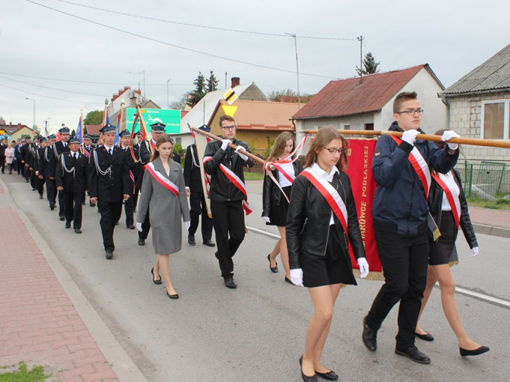 Obchody Święta Konsytucji 3 maja i Dnia Strażaka w Komarówce P. - zdjęcia
