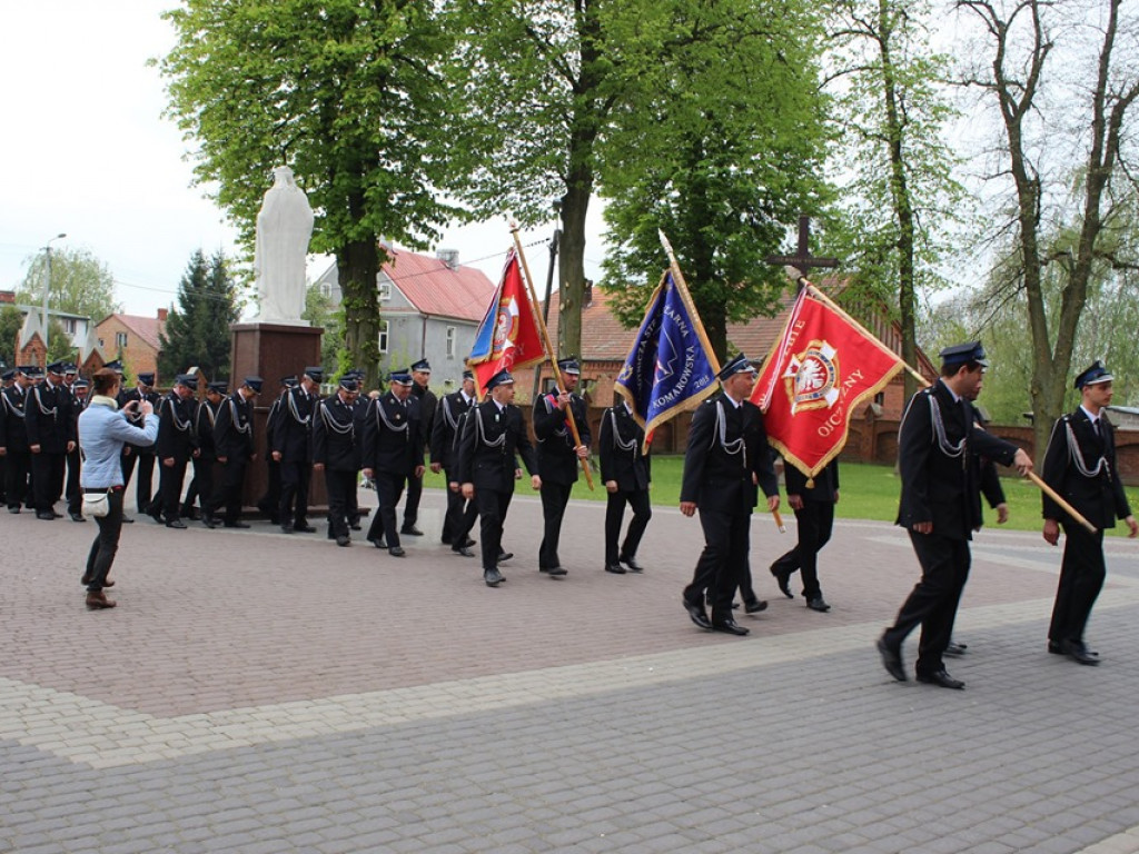 Obchody Święta Konsytucji 3 maja i Dnia Strażaka w Komarówce P. - zdjęcia