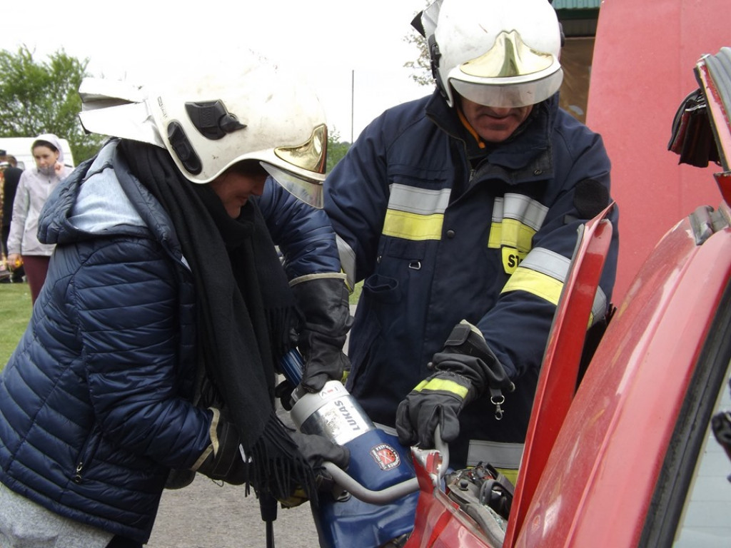 Obchody Święta Konsytucji 3 maja i Dnia Strażaka w Komarówce P. - zdjęcia