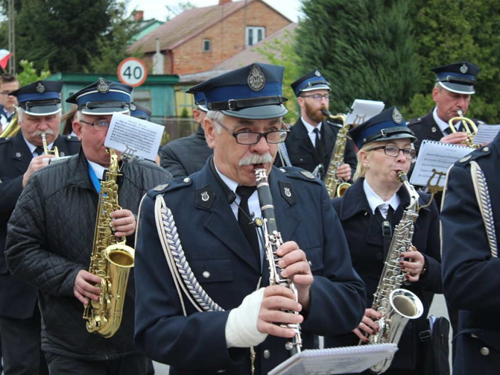 Obchody Święta Konsytucji 3 maja i Dnia Strażaka w Komarówce P. - zdjęcia
