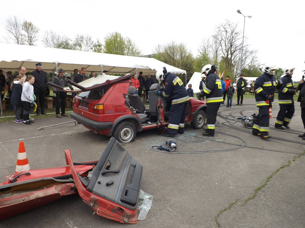 Obchody Święta Konsytucji 3 maja i Dnia Strażaka w Komarówce P. - zdjęcia