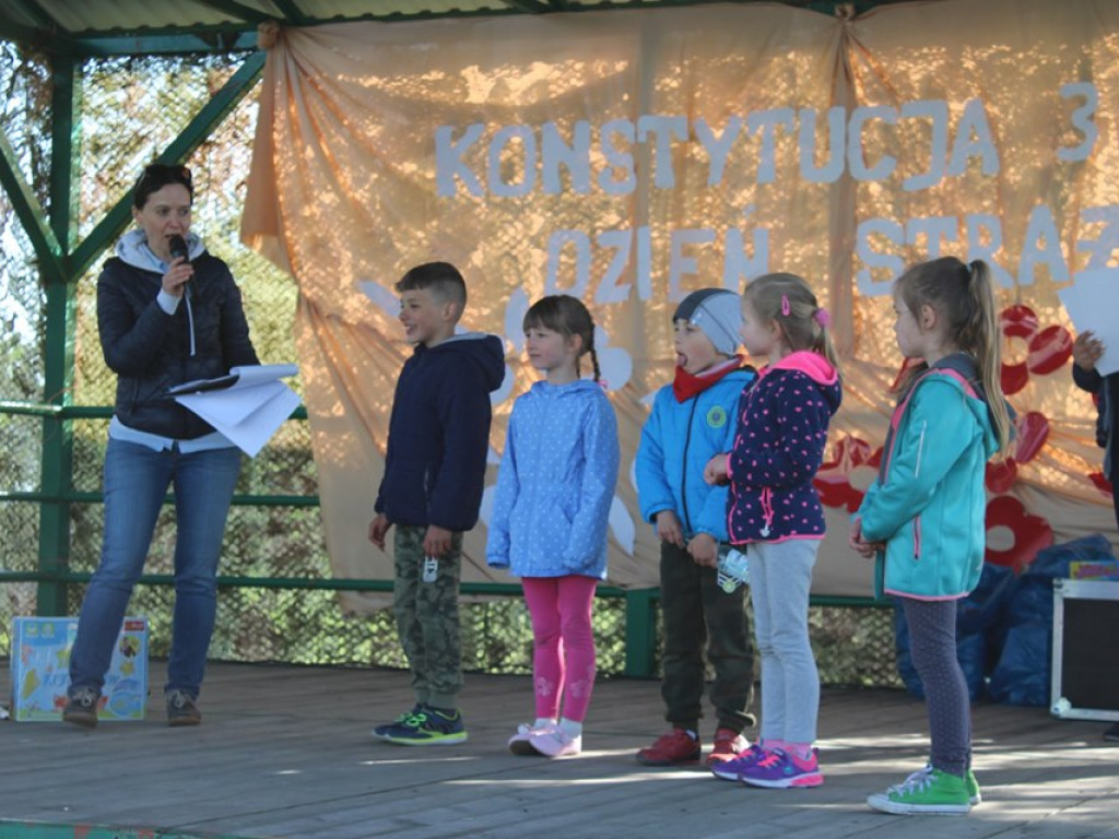 Obchody Święta Konsytucji 3 maja i Dnia Strażaka w Komarówce P. - zdjęcia