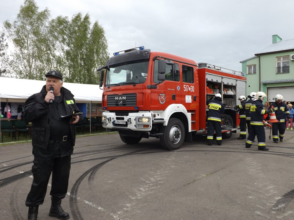 Obchody Święta Konsytucji 3 maja i Dnia Strażaka w Komarówce P. - zdjęcia