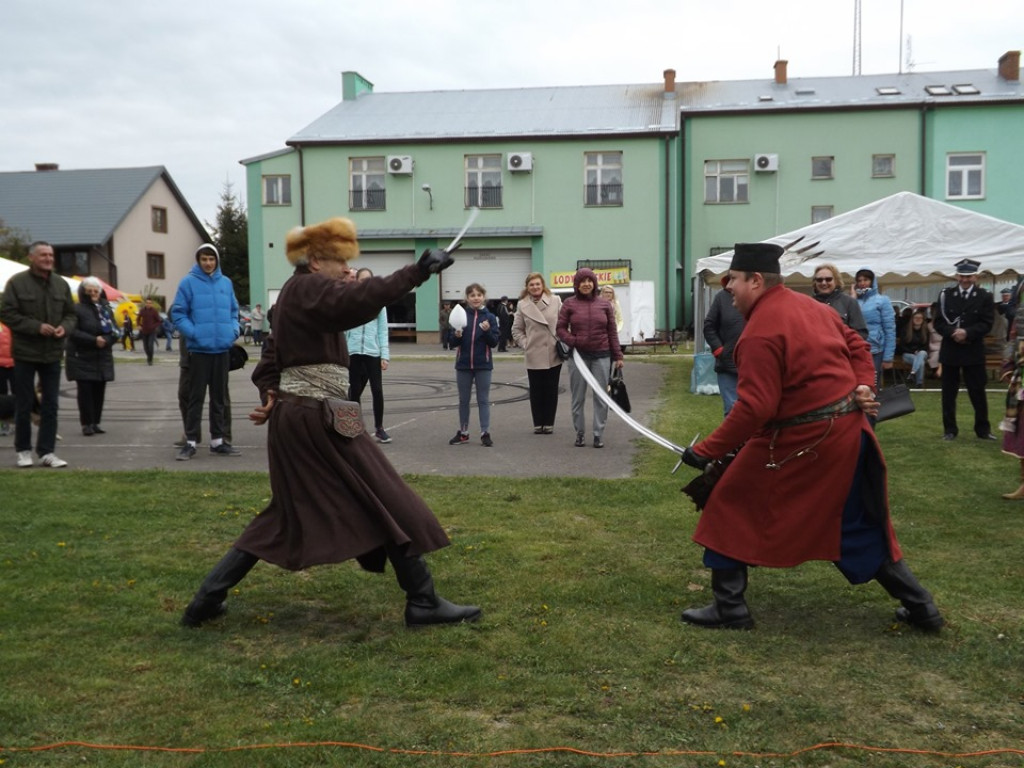 Obchody Święta Konsytucji 3 maja i Dnia Strażaka w Komarówce P. - zdjęcia
