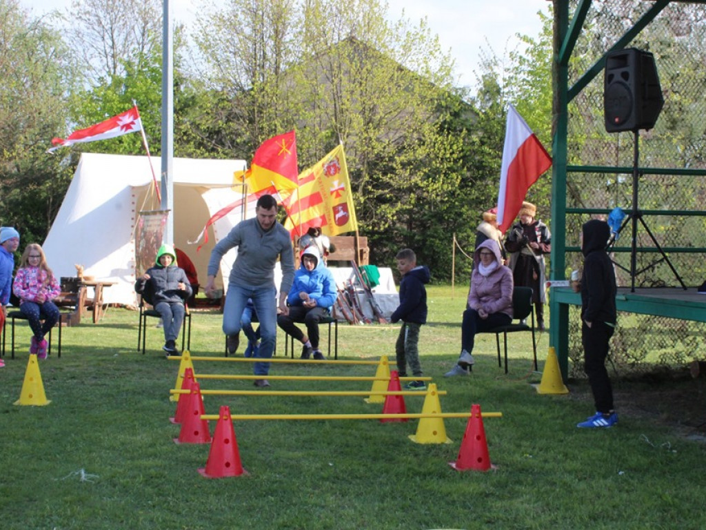 Obchody Święta Konsytucji 3 maja i Dnia Strażaka w Komarówce P. - zdjęcia
