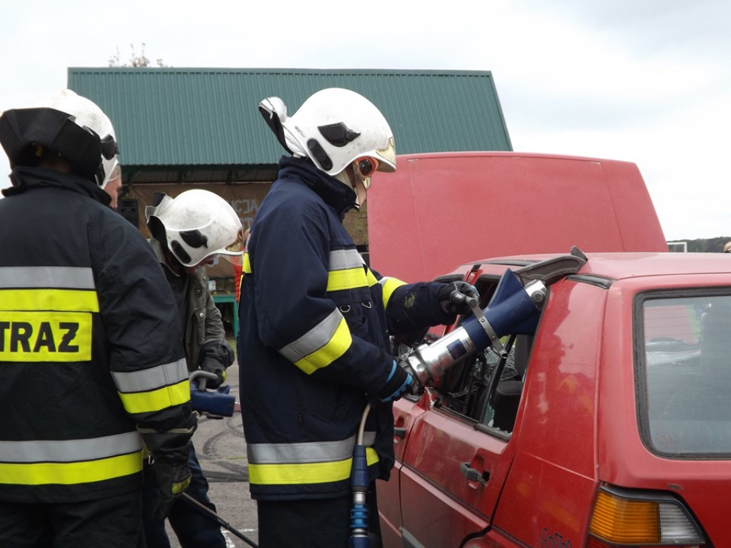 Obchody Święta Konsytucji 3 maja i Dnia Strażaka w Komarówce P. - zdjęcia
