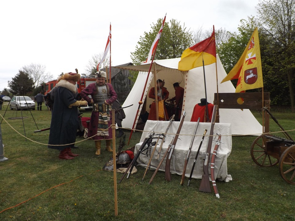 Obchody Święta Konsytucji 3 maja i Dnia Strażaka w Komarówce P. - zdjęcia