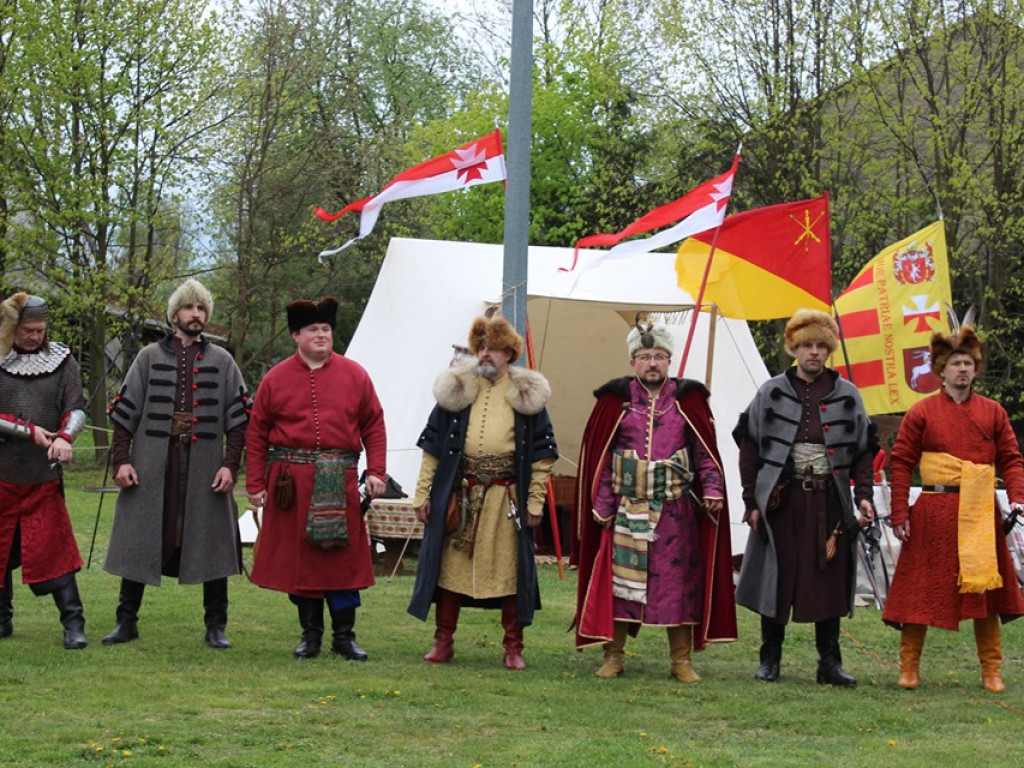 Obchody Święta Konsytucji 3 maja i Dnia Strażaka w Komarówce P. - zdjęcia