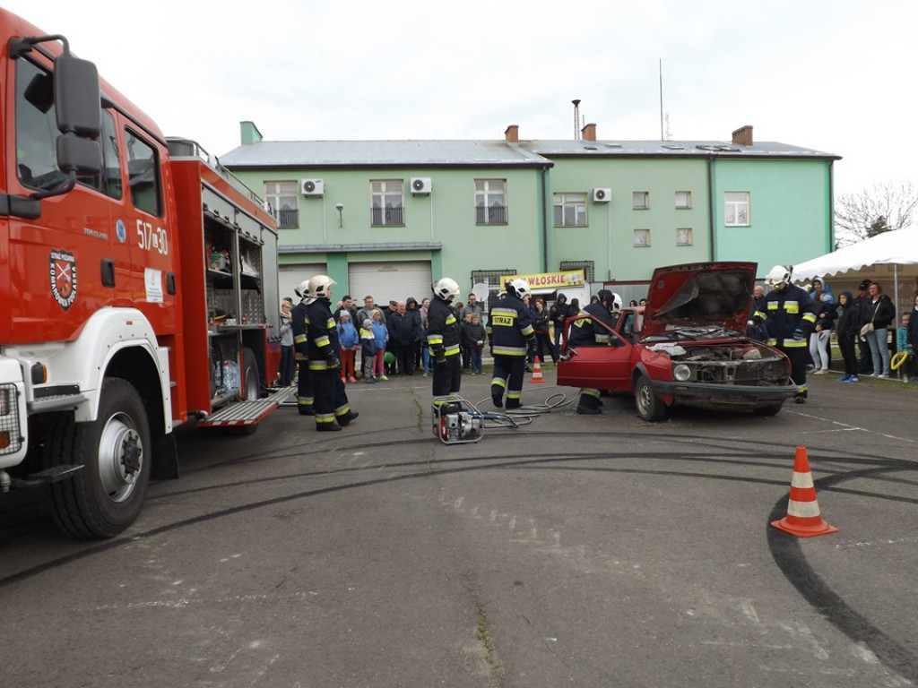 Obchody Święta Konsytucji 3 maja i Dnia Strażaka w Komarówce P. - zdjęcia