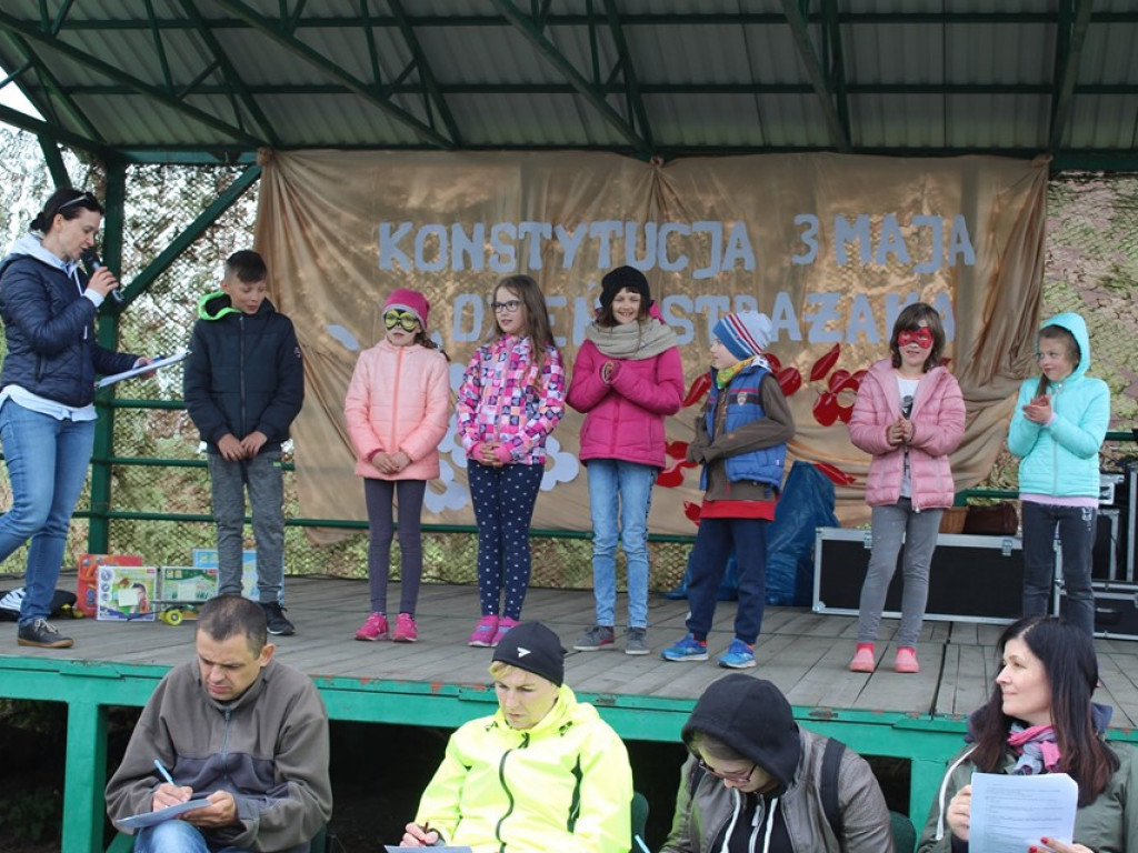 Obchody Święta Konsytucji 3 maja i Dnia Strażaka w Komarówce P. - zdjęcia