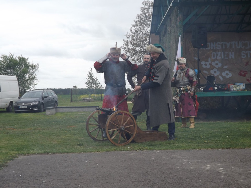 Obchody Święta Konsytucji 3 maja i Dnia Strażaka w Komarówce P. - zdjęcia
