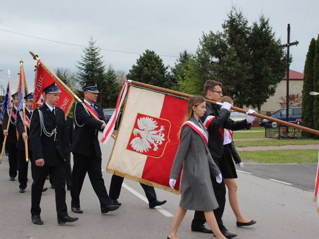 Obchody Święta Konsytucji 3 maja i Dnia Strażaka w Komarówce P. - zdjęcia