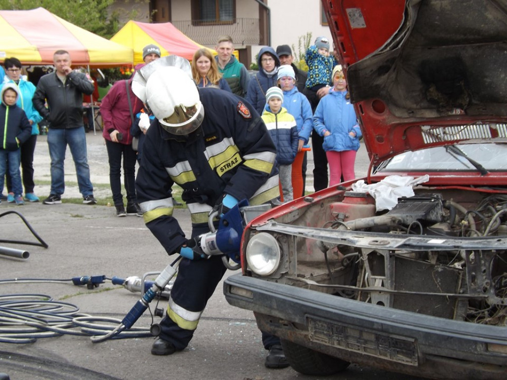 Obchody Święta Konsytucji 3 maja i Dnia Strażaka w Komarówce P. - zdjęcia