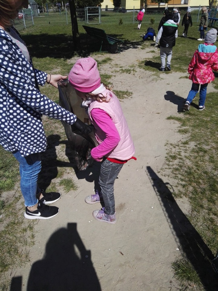 Porządki wokół przedszkola 