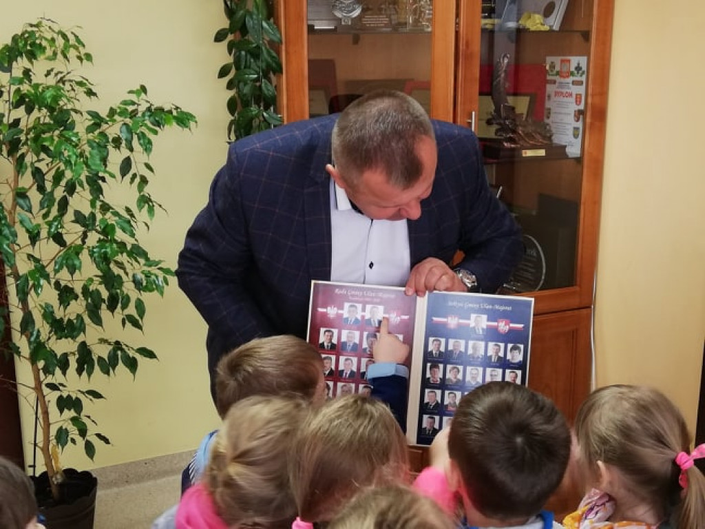 Przedszkolaki z wizytą w Urzędzie Gminy w Ulanie-Majoracie