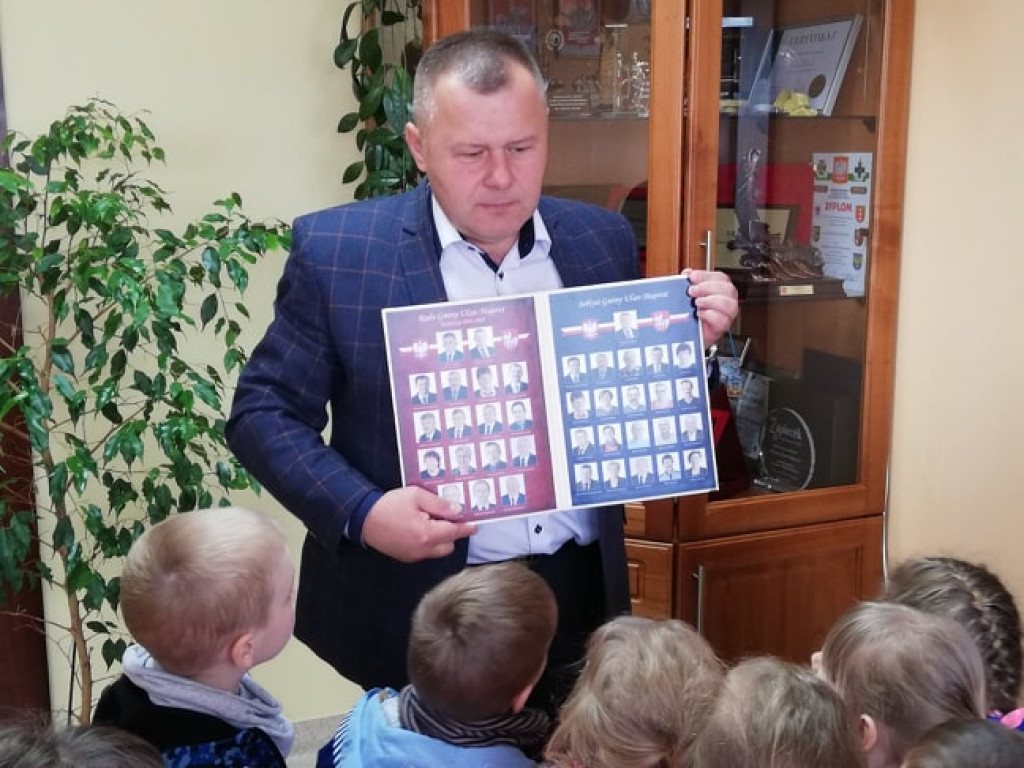Przedszkolaki z wizytą w Urzędzie Gminy w Ulanie-Majoracie