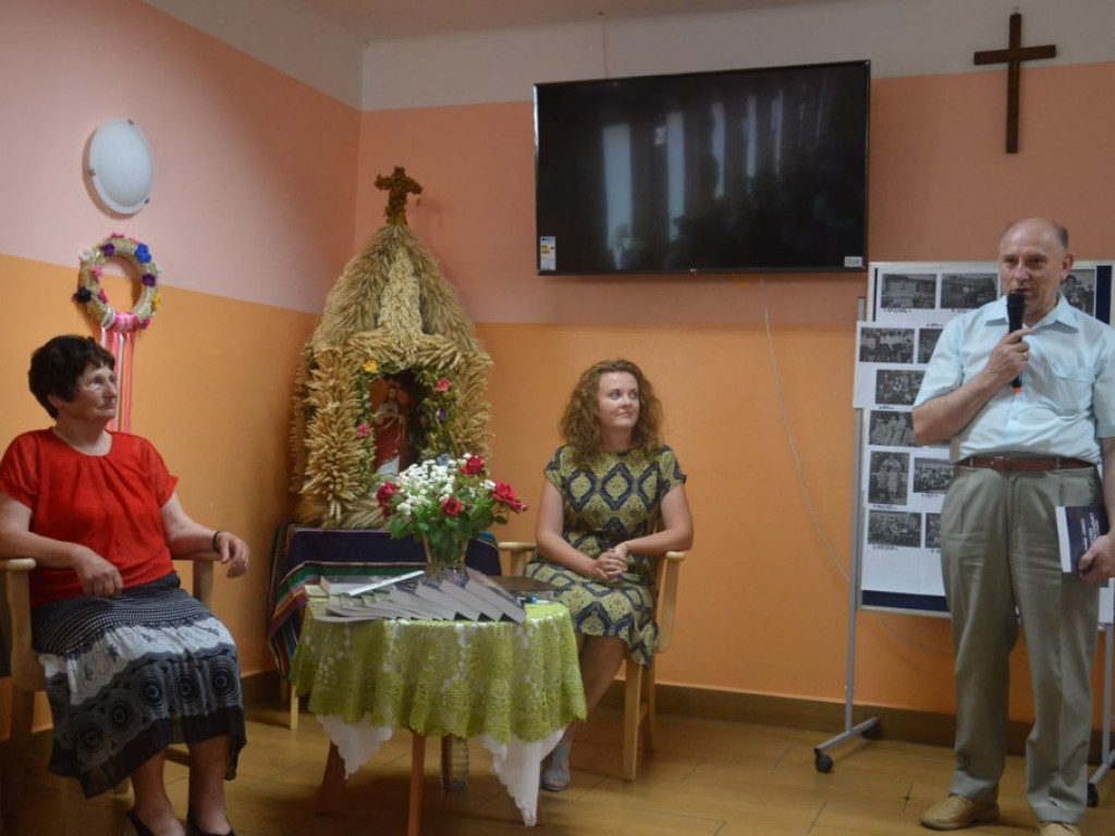 Promocja książki o historii szkoły w Brzostówcu