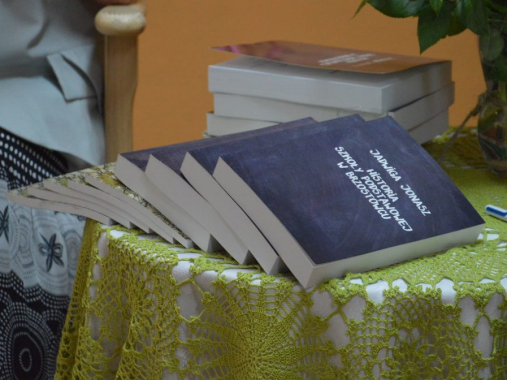Promocja książki o historii szkoły w Brzostówcu