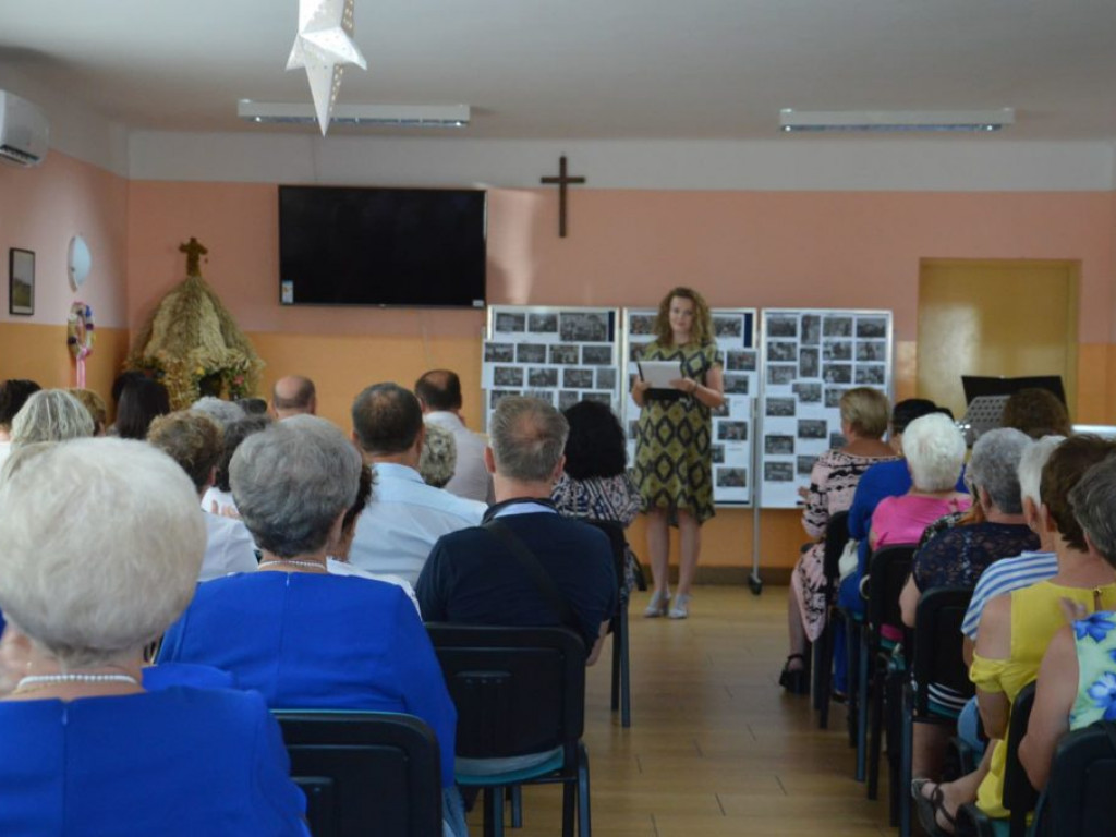 Promocja książki o historii szkoły w Brzostówcu