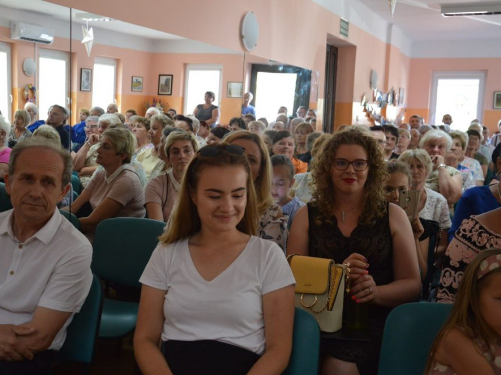Promocja książki o historii szkoły w Brzostówcu