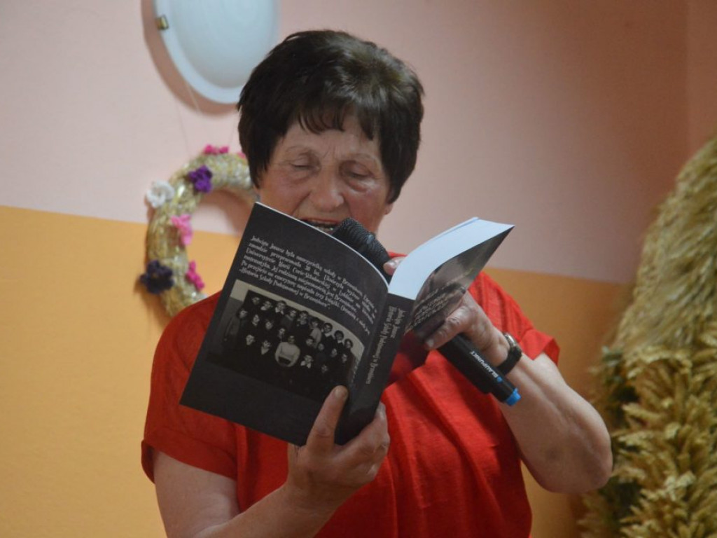 Promocja książki o historii szkoły w Brzostówcu