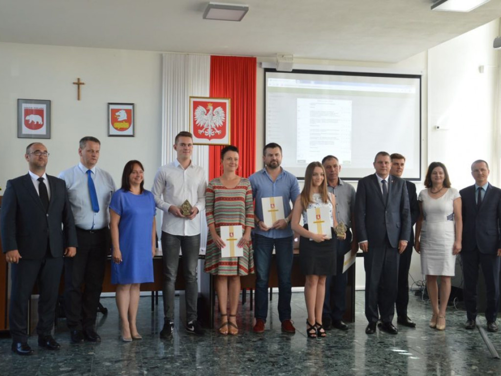 Uczniowie wyróżnieni na sesji Rady Powiatu